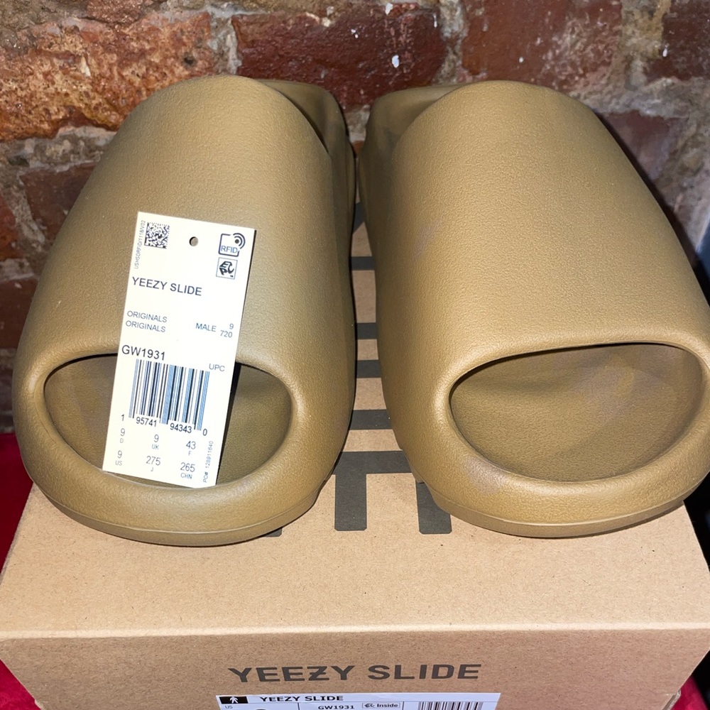 🔥🔥AUTHENTIC YEEZY SLIDES🔥🔥